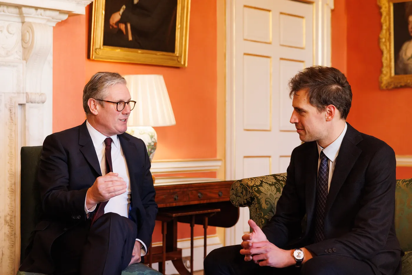 Arthur Mensch, en costume sombre, discute avec Keir Starmer dans un salon aux murs orange de Downing Street