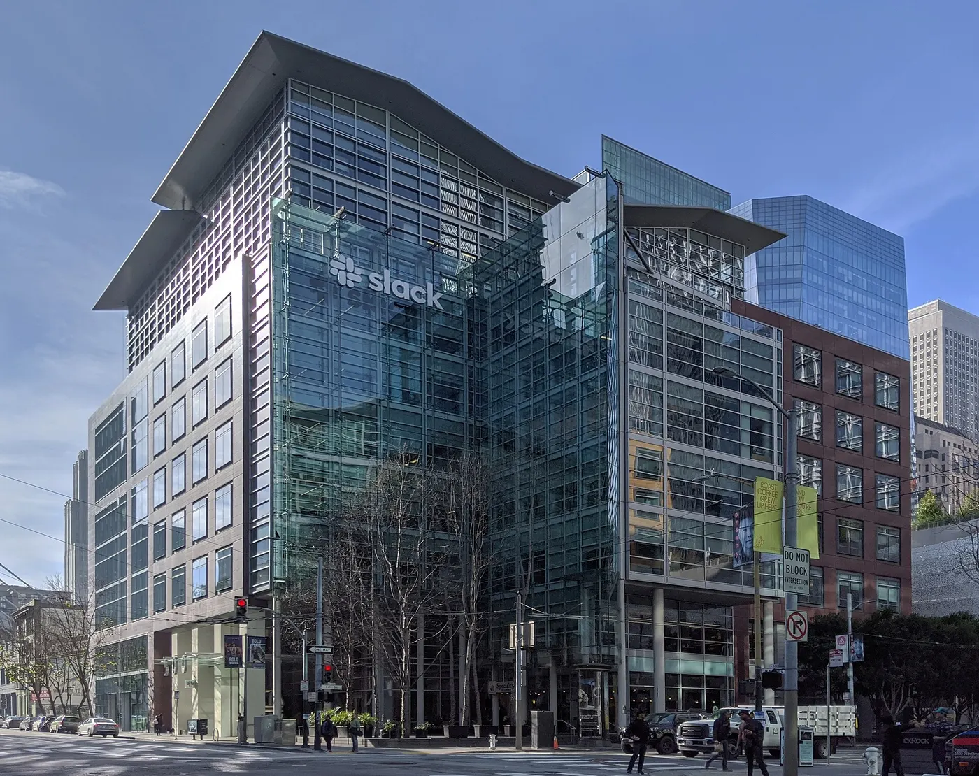 Immeuble de verre du 500 Howard Street à San Francisco, siège d'Anthropic, avec l'ancienne enseigne Slack sur la façade